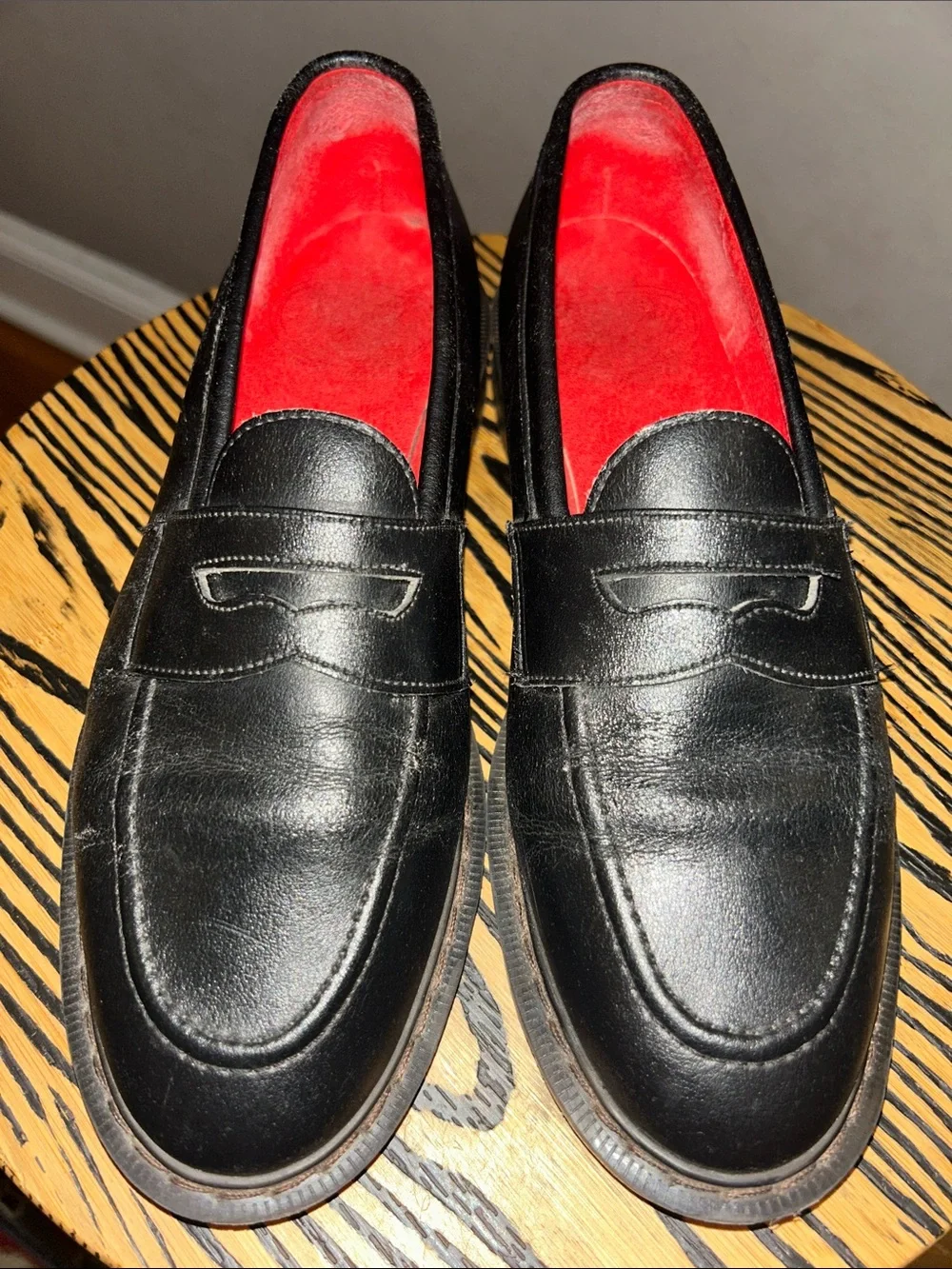 RARE! SOLOVAIR M 9.5/ W 10.5 UNISEX Black Leather Slip-On Loafer with Red Lining